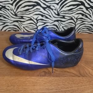 0724 Youth Girls Sz. 2.5Y Purple Nike Molded Cleats GWOSLOO.87